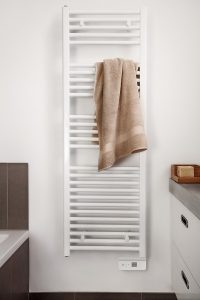 Ein Heizkörper fürs Bad, der gleichzeitig als Handtuchhalter dient. Foto: AEG Haustechnik